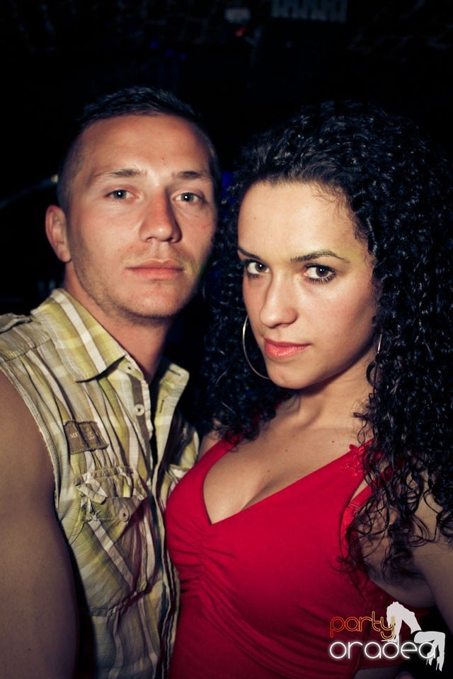 Friday night = party în Escape, 