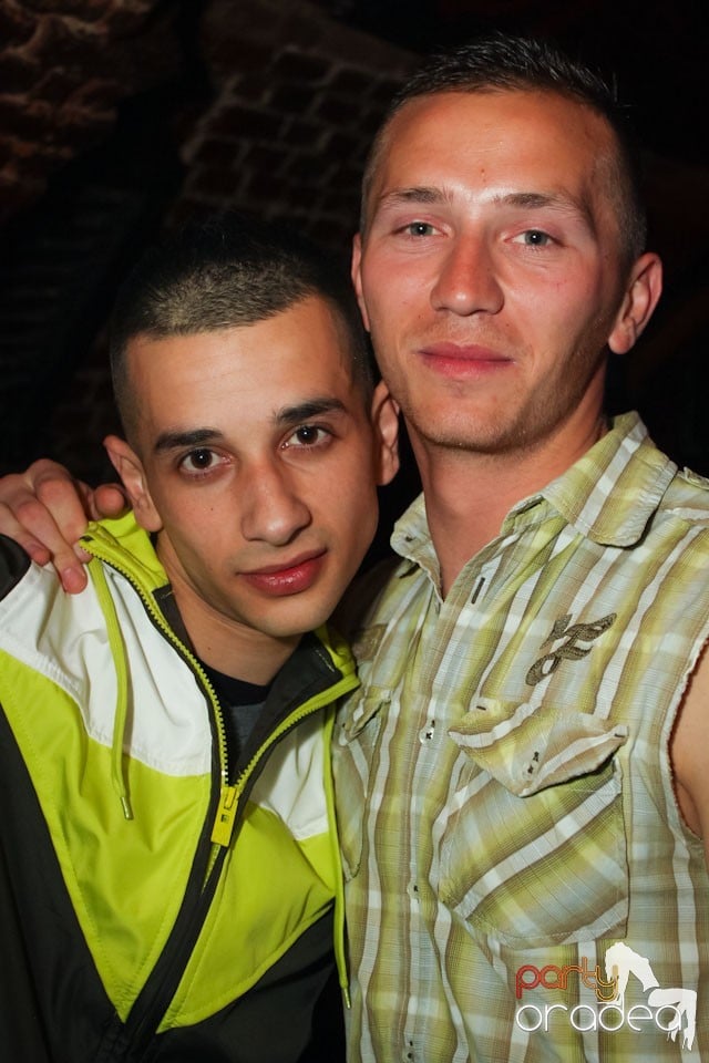 Friday night = party în Escape, 