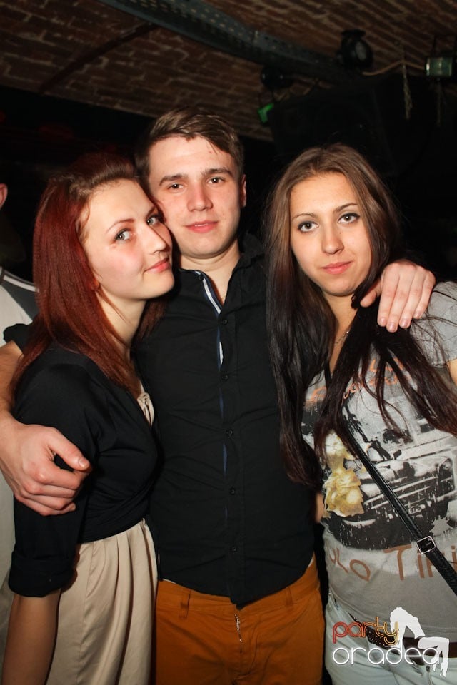 Friday night = party în Escape, 