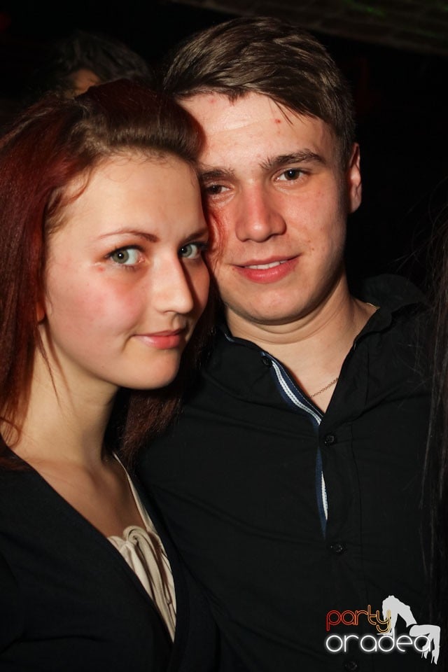 Friday night = party în Escape, 