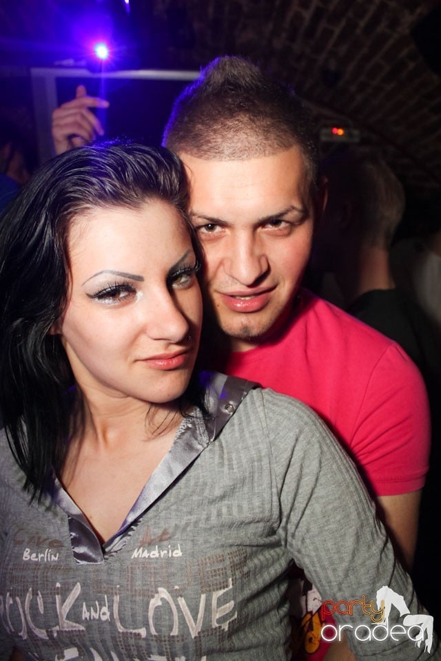 Friday night = party în Escape, 