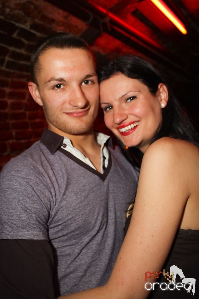 Friday night = party în Escape, 