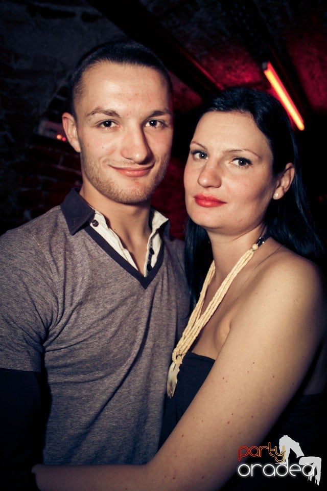 Friday night = party în Escape, 