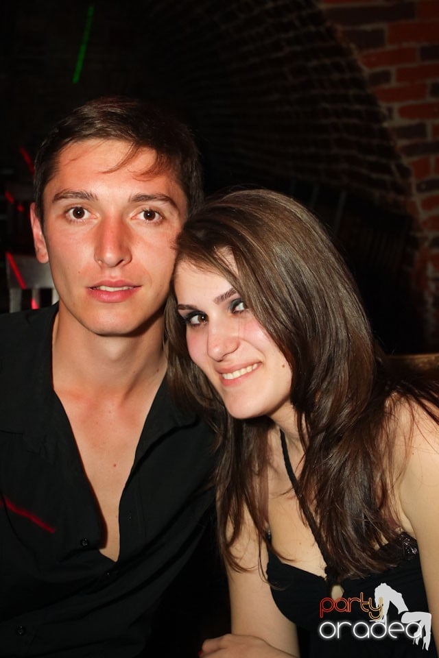 Friday night = party în Escape, 