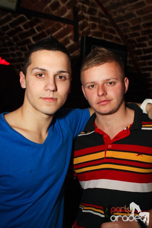 Friday night = party în Escape, 