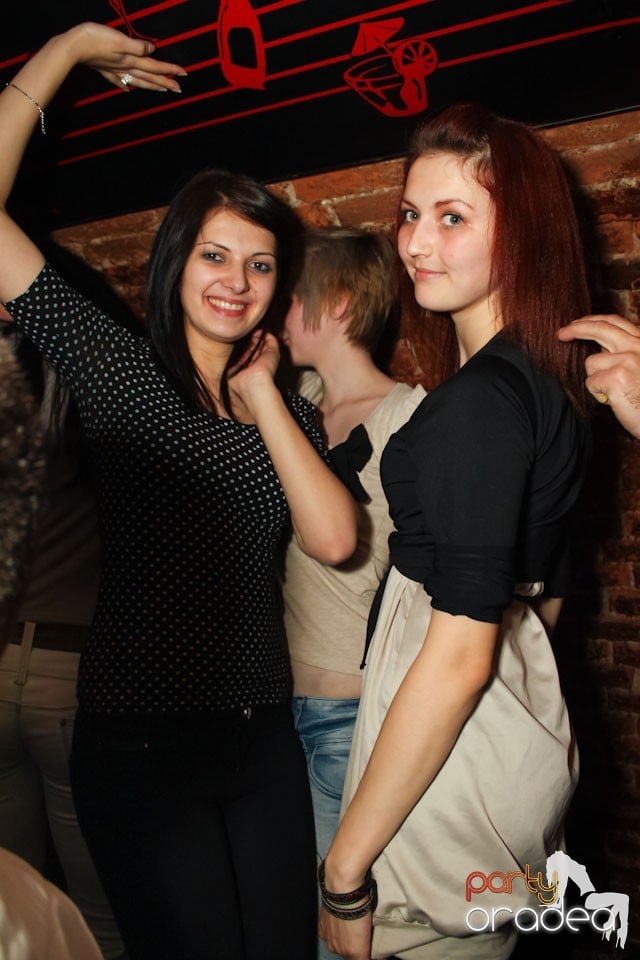 Friday night = party în Escape, 