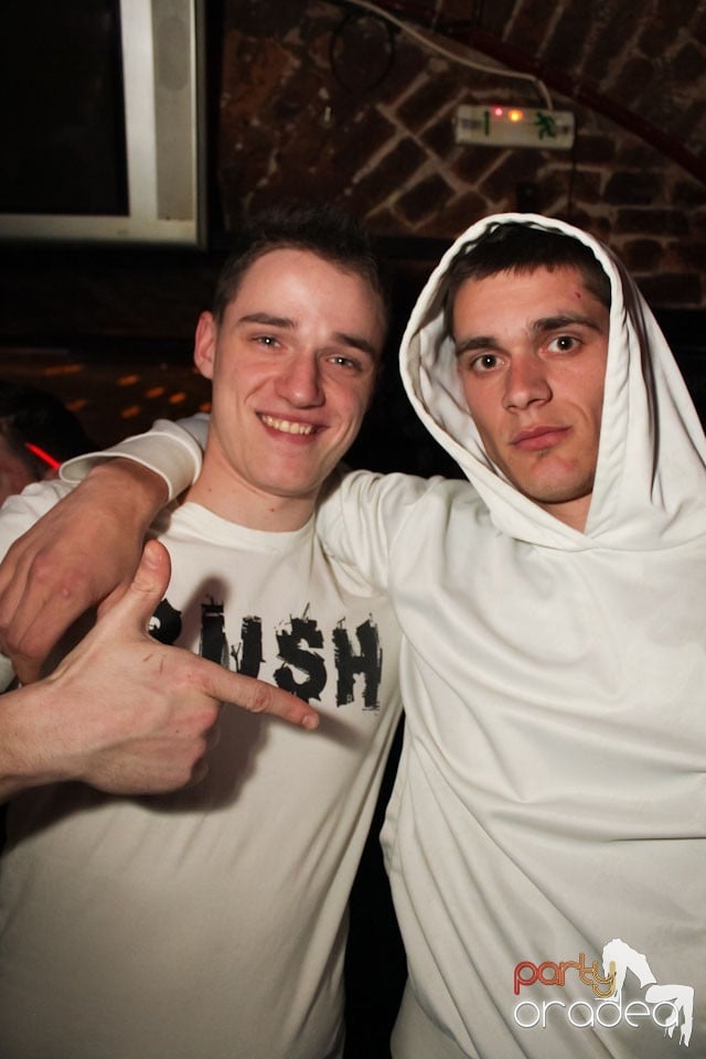 Friday night = party în Escape, 