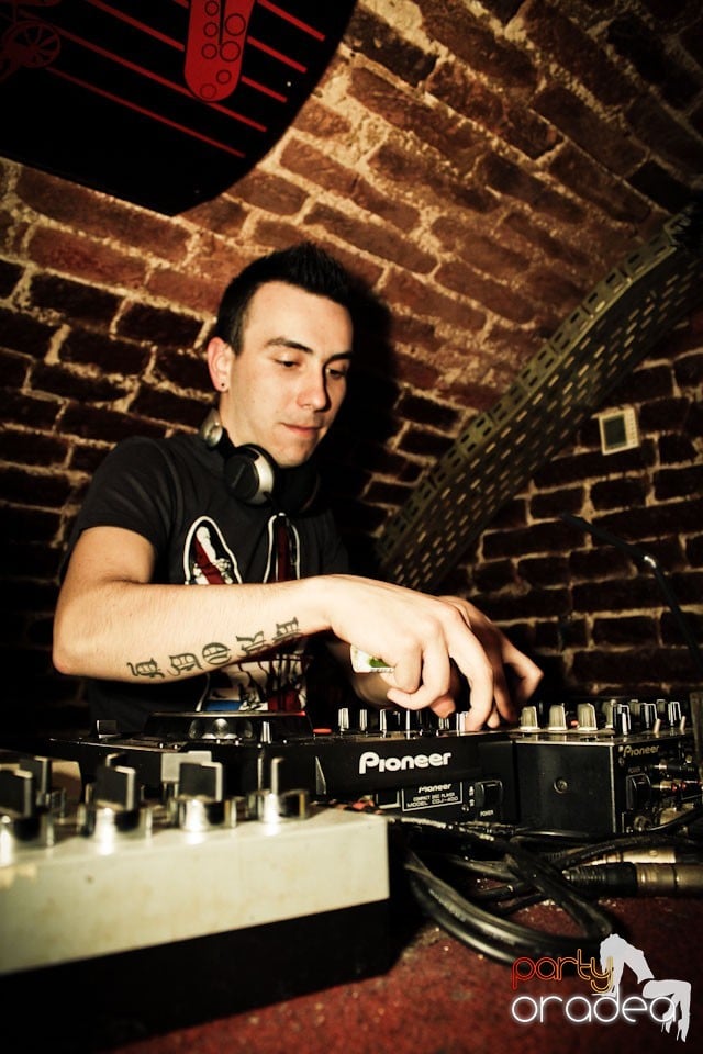 Friday night = party în Escape, 