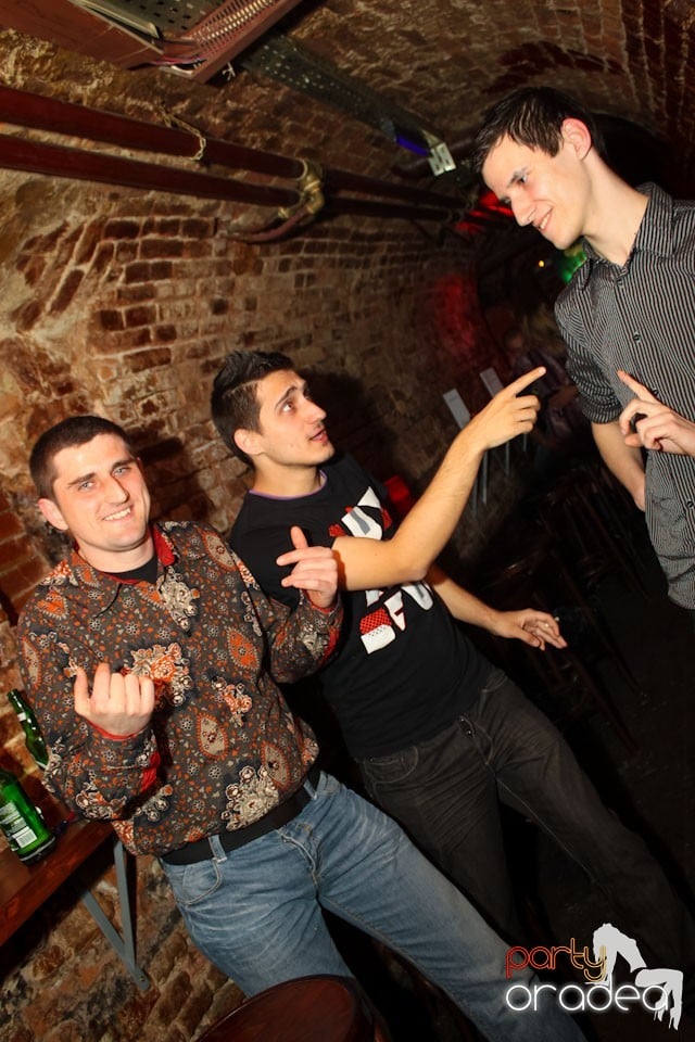 Friday night = party în Escape, 