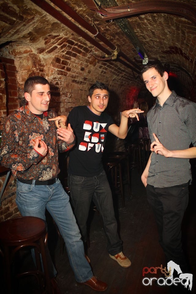 Friday night = party în Escape, 