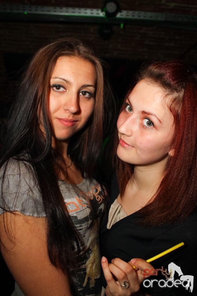 Friday night = party în Escape, 