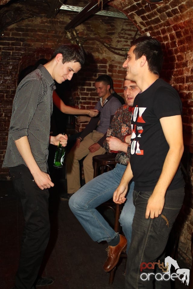 Friday night = party în Escape, 