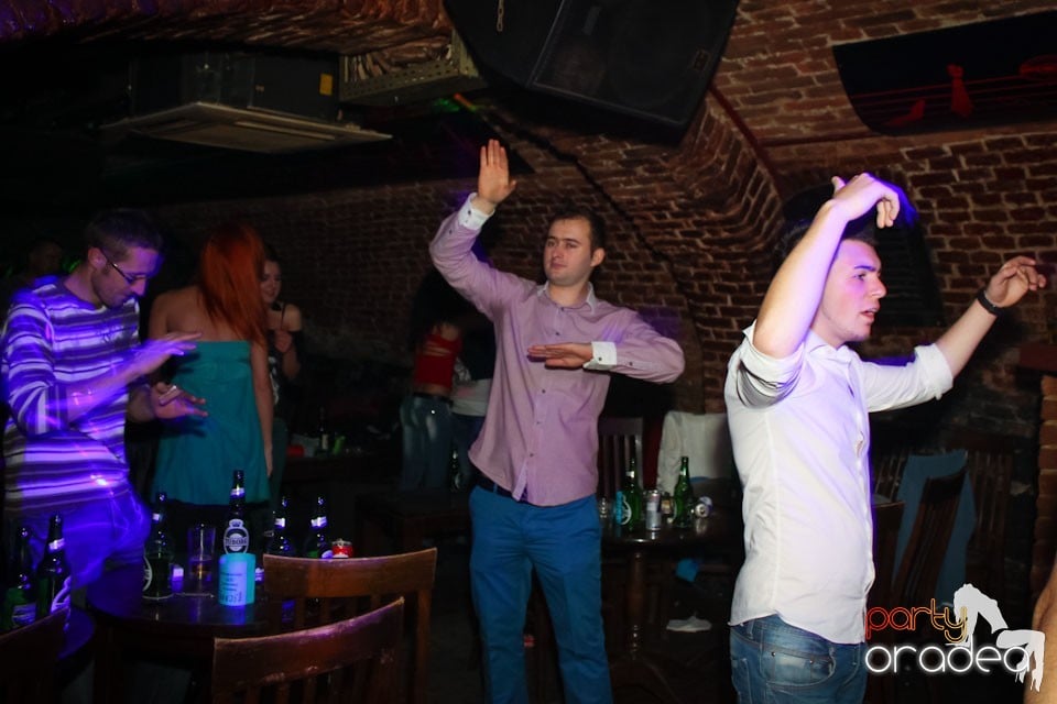 Friday night = party în Escape, 