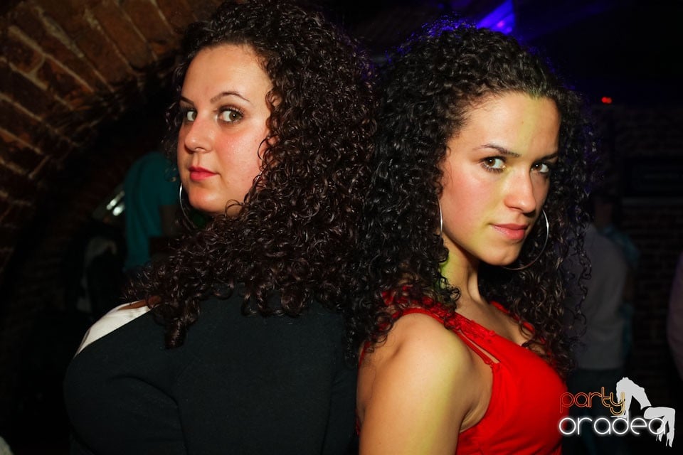 Friday night = party în Escape, 