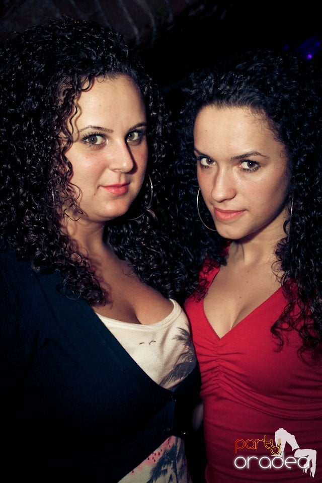 Friday night = party în Escape, 