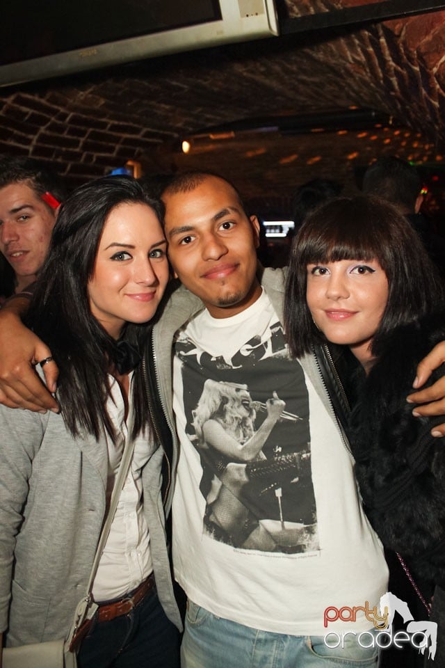 Friday night = party în Escape, 