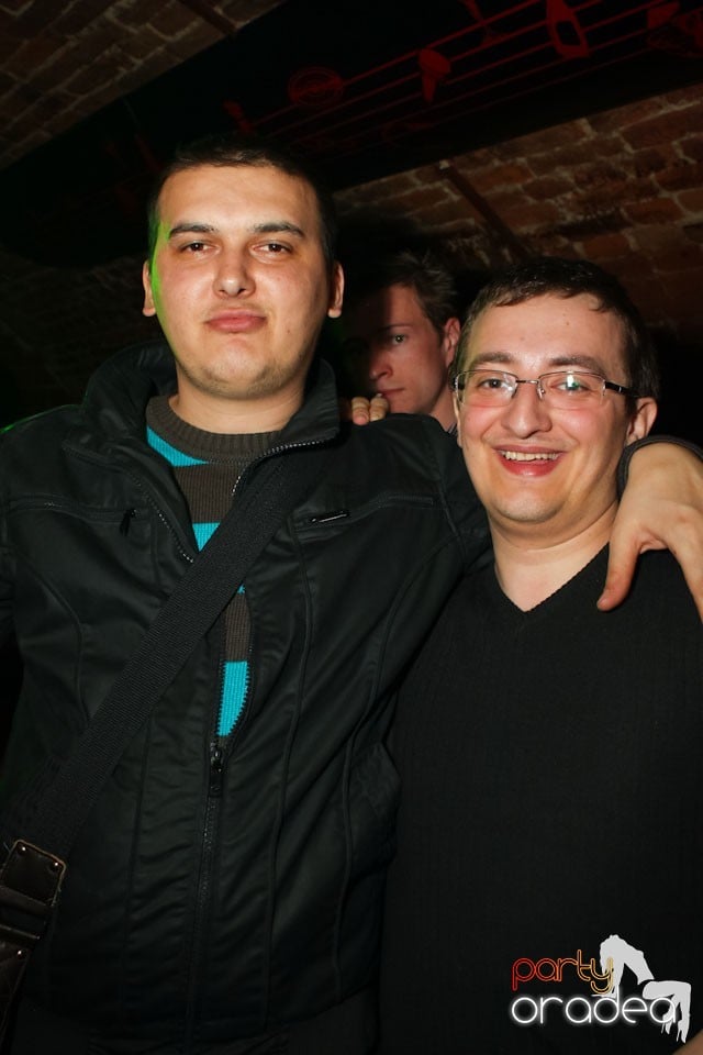 Friday night = party în Escape, 