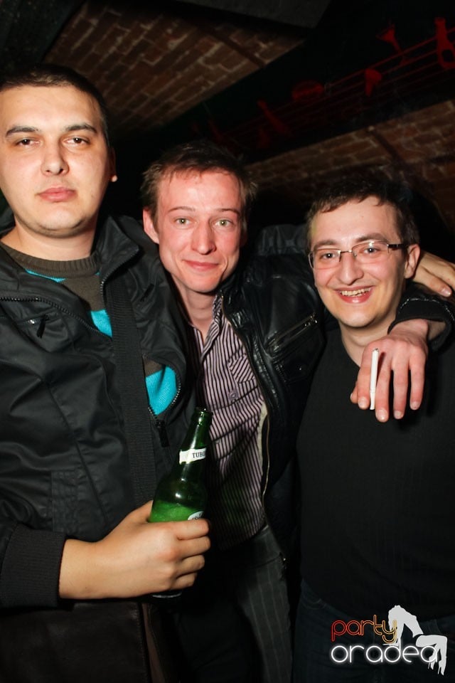 Friday night = party în Escape, 