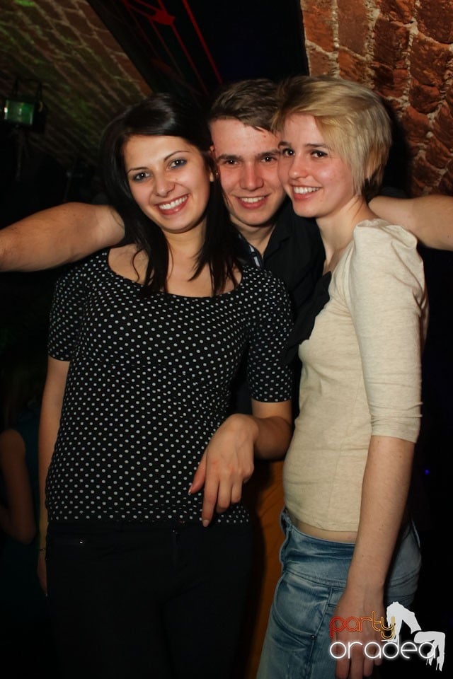 Friday night = party în Escape, 