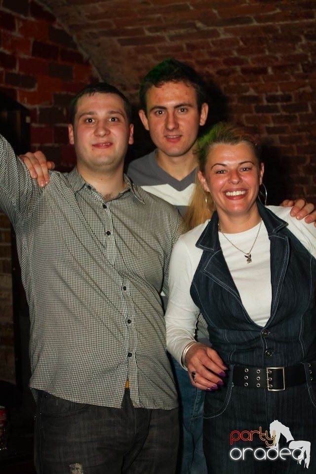 Friday night = party în Escape, 