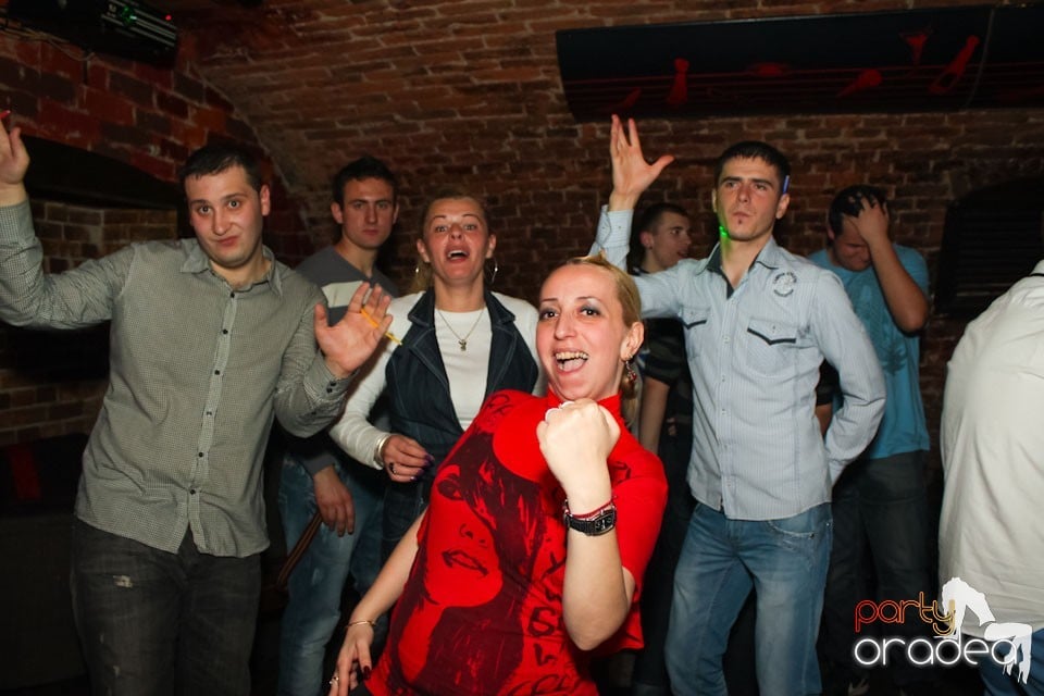 Friday night = party în Escape, 