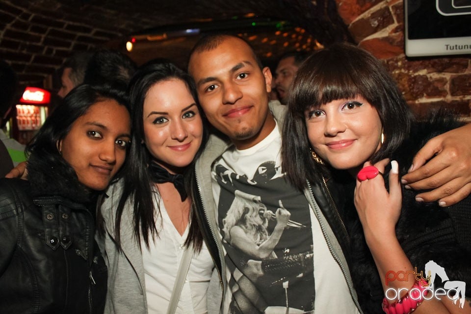 Friday night = party în Escape, 