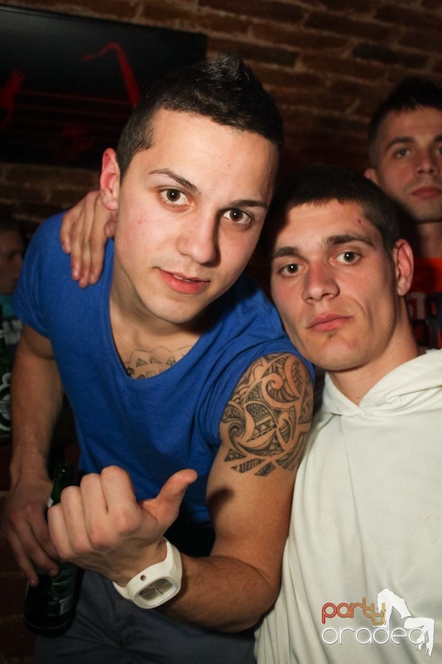 Friday night = party în Escape, 