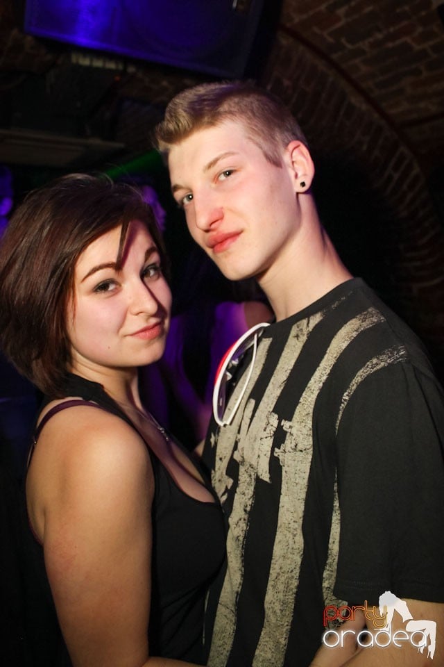 Friday night = party în Escape, 