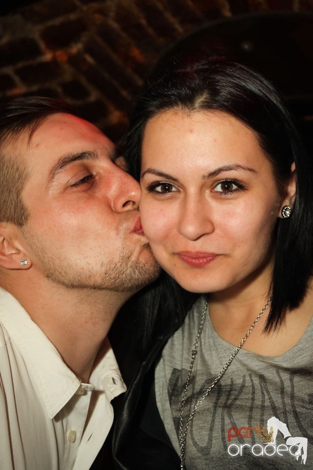 Friday night = party în Escape, 