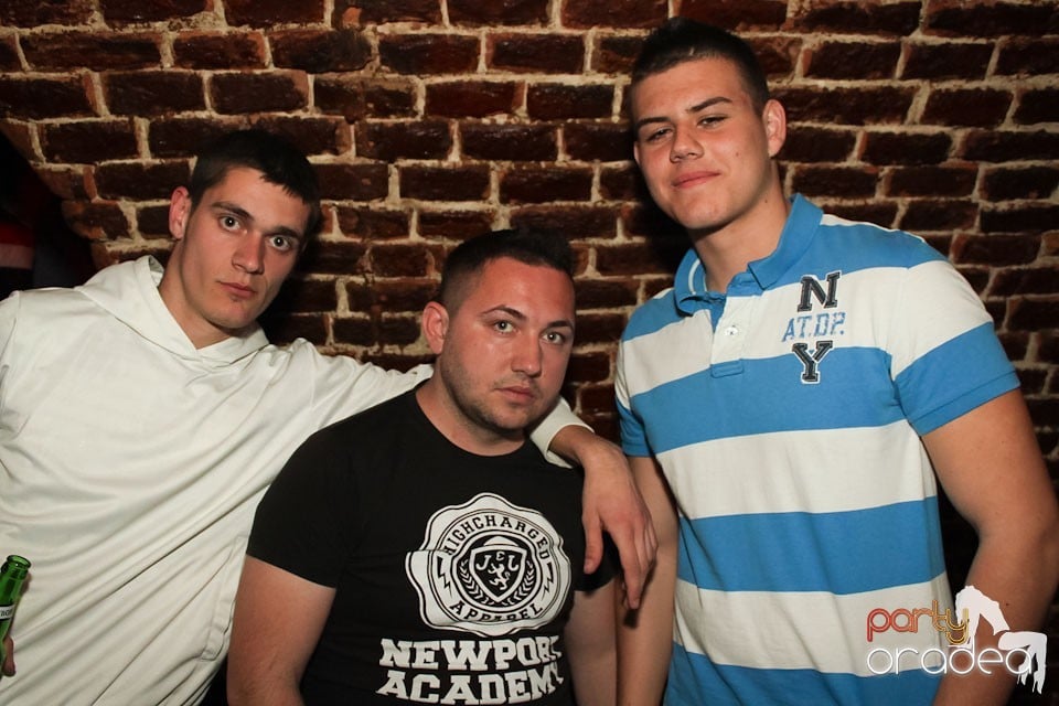 Friday night = party în Escape, 