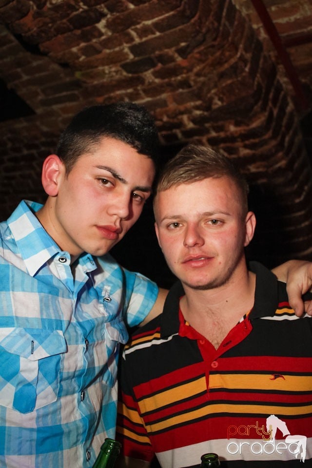 Friday night = party în Escape, 