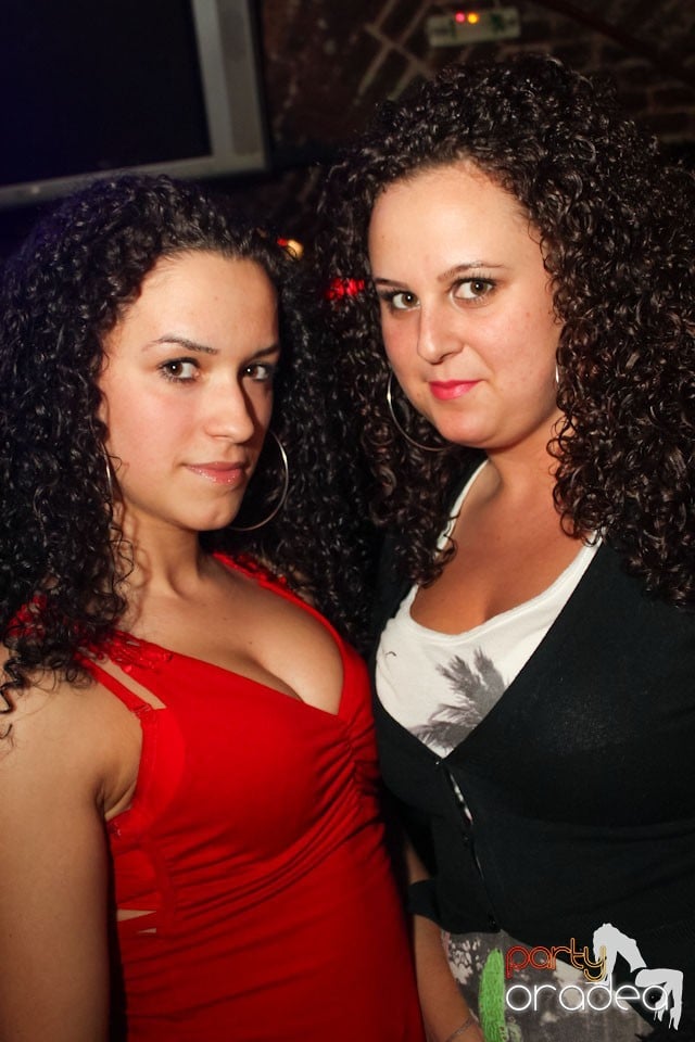 Friday night = party în Escape, 