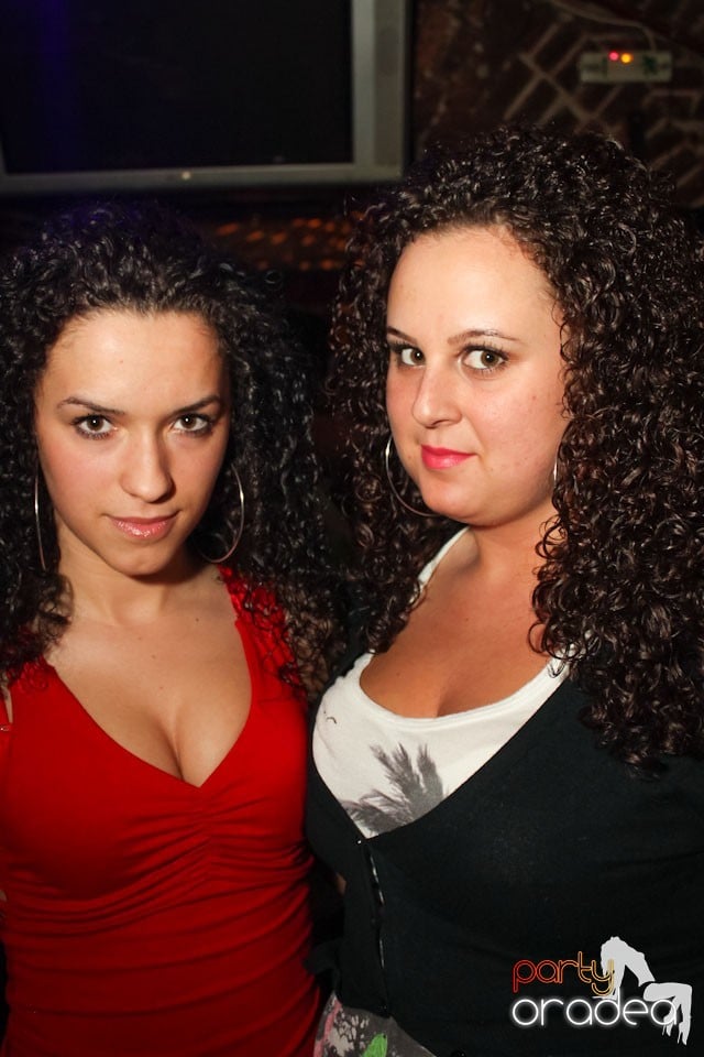 Friday night = party în Escape, 