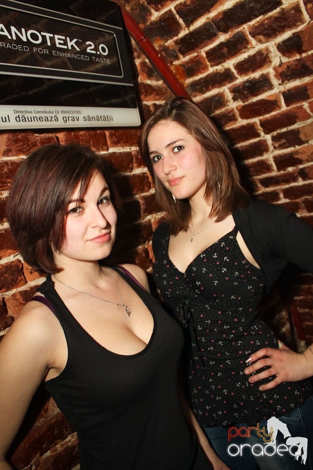 Friday night = party în Escape, 