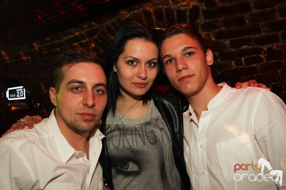 Friday night = party în Escape, 