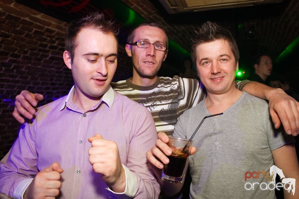 Friday night = party în Escape, 