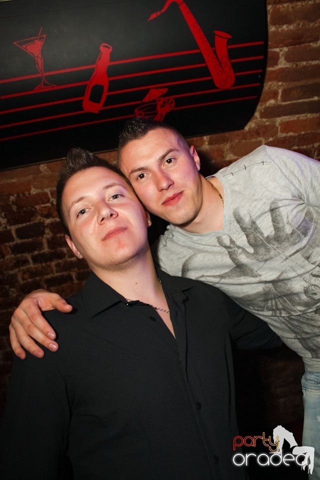 Friday night = party în Escape, 