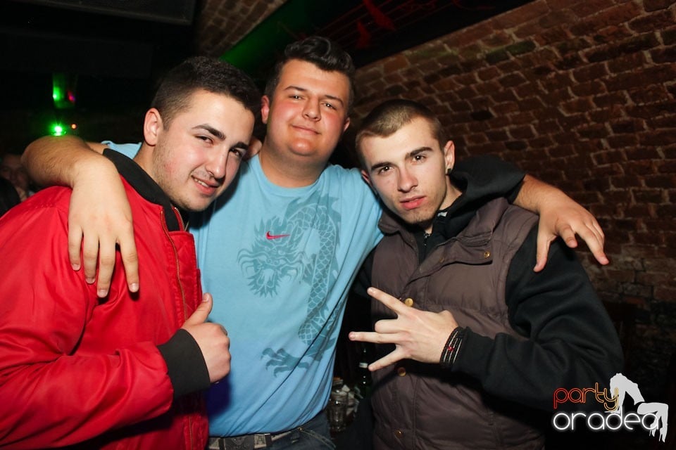 Friday night = party în Escape, 