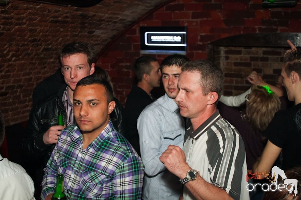 Friday night = party în Escape, 