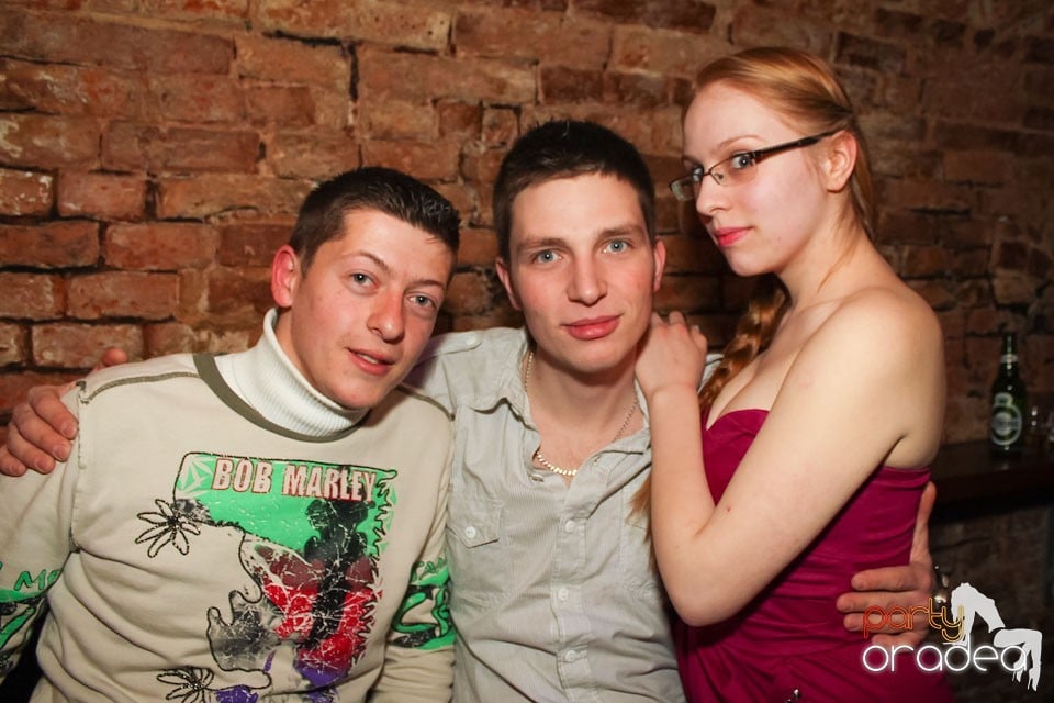 Friday night = party în Escape, 