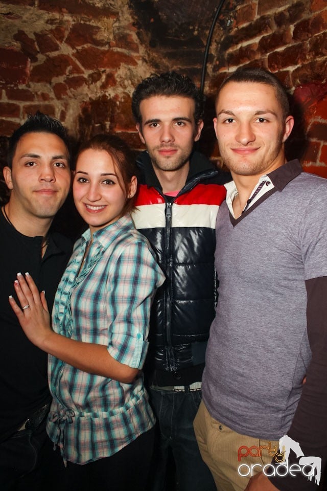 Friday night = party în Escape, 