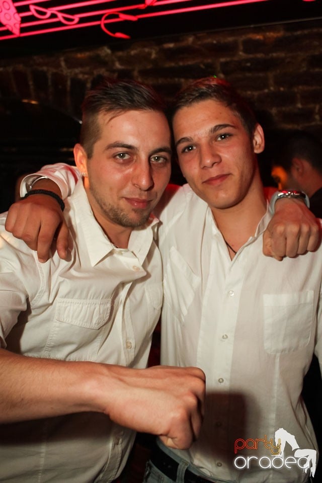 Friday night = party în Escape, 