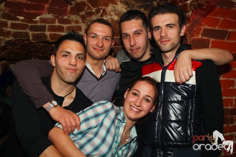 Friday night = party în Escape, 