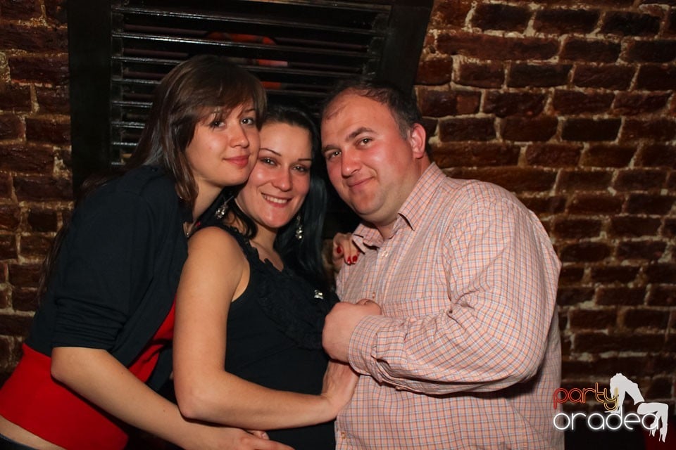 Friday night = party în Escape, 