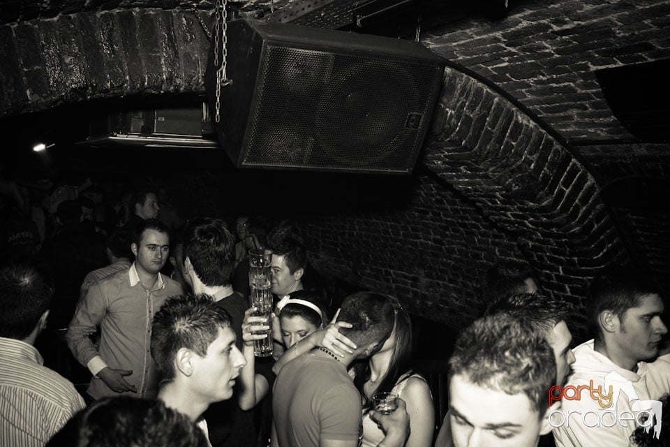 Friday night = party în Escape, 