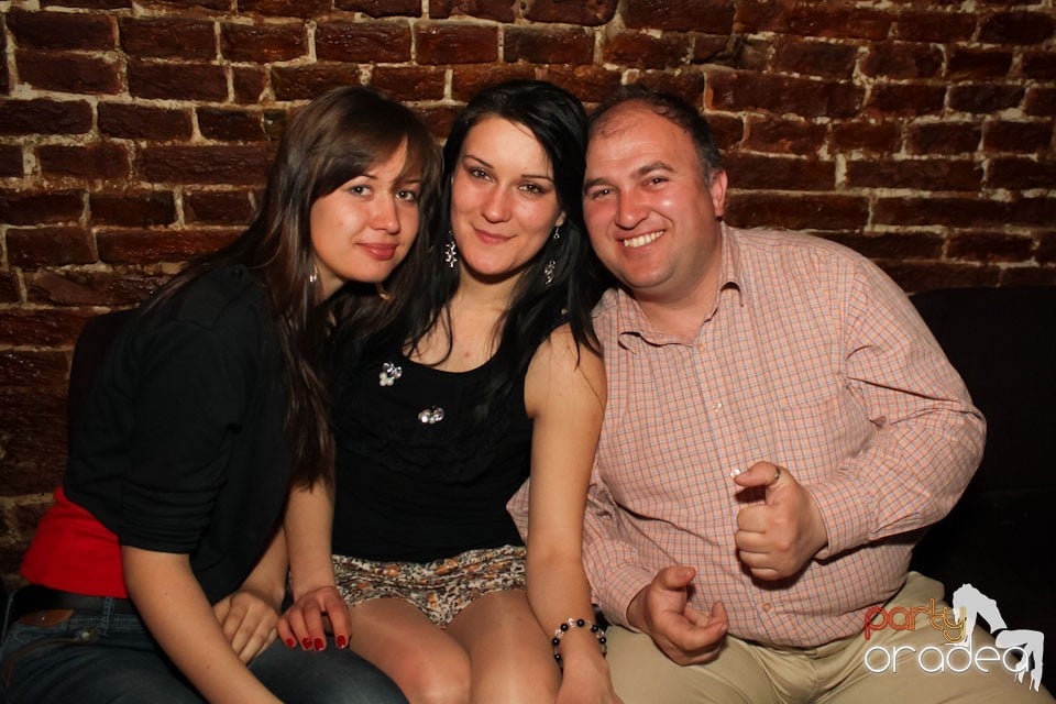 Friday night = party în Escape, 