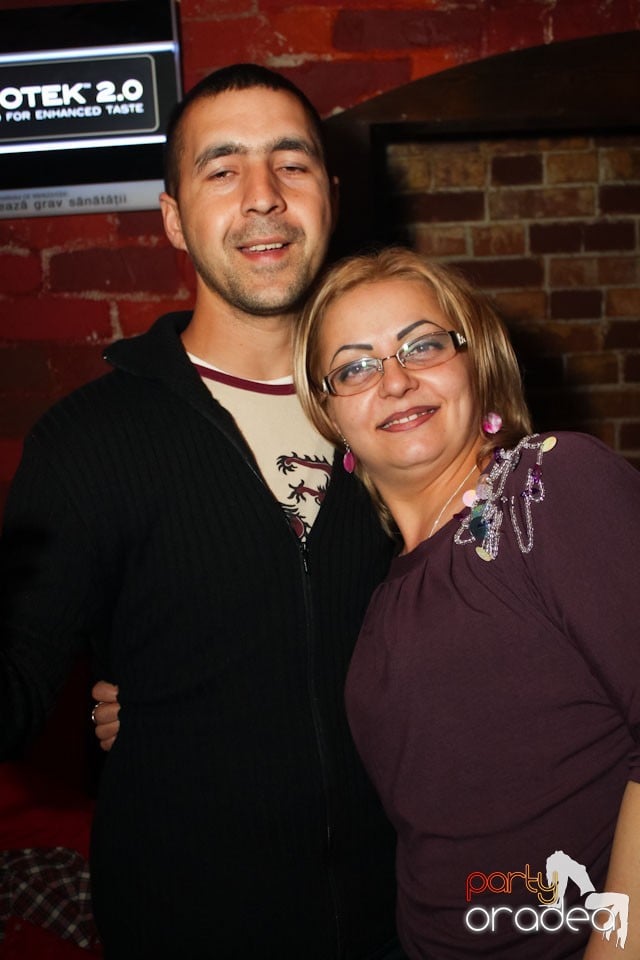 Friday night = party în Escape, 