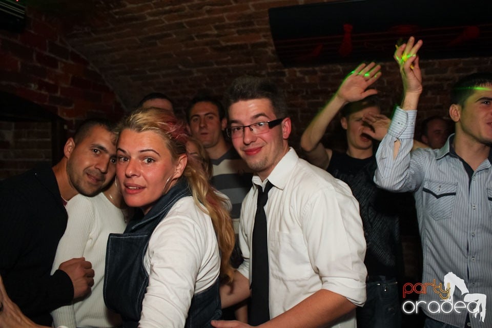 Friday night = party în Escape, 