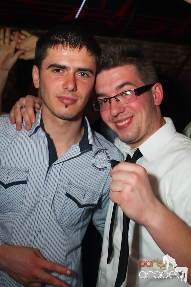 Friday night = party în Escape, 