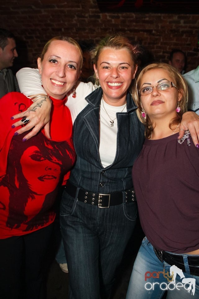 Friday night = party în Escape, 